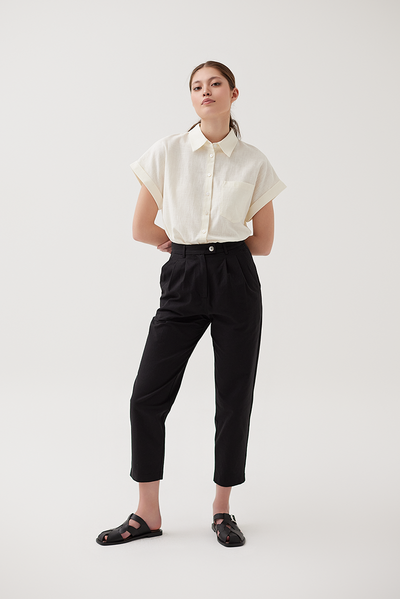 Pleated Front Straight Cut Pants In Black