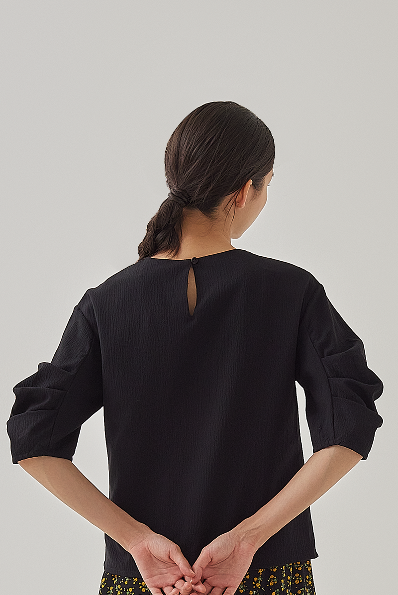 Pearlie Pleated Puff Sleeves Blouse in Black