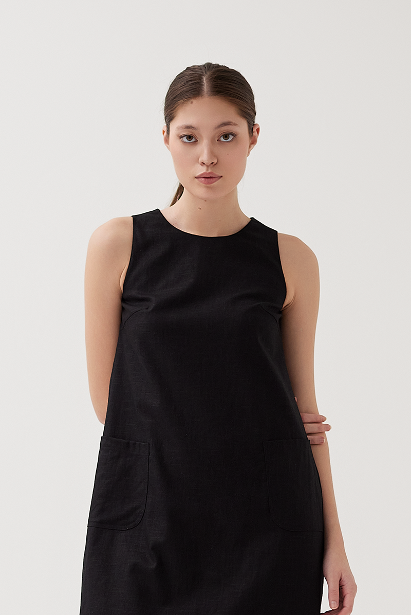 Front Patch Pockets Shift Dress in Black