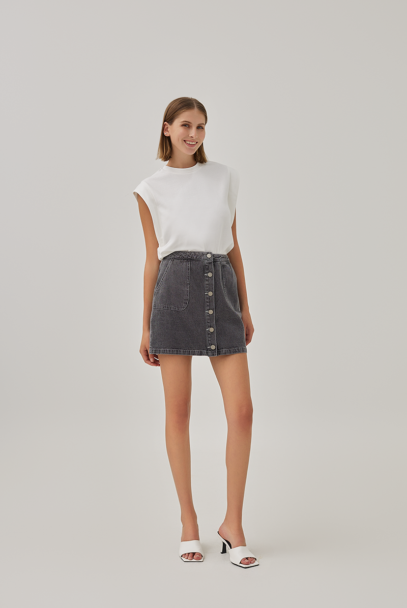Jade Patch Pockets Denim Skirt in Black