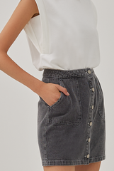 Jade Patch Pockets Denim Skirt in Black