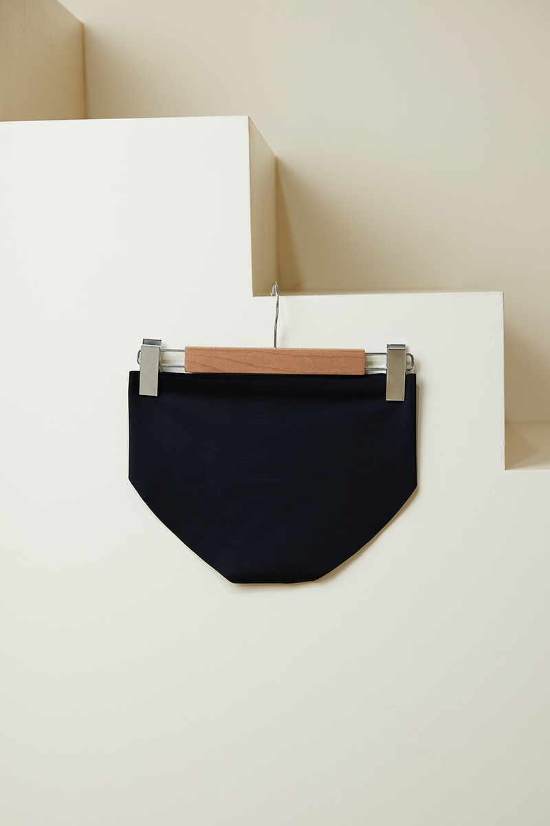 Seamless Hiphugger Panties in Black