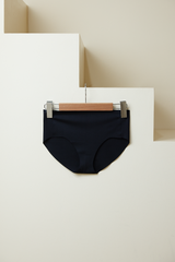 Seamless Hiphugger Panties in Black