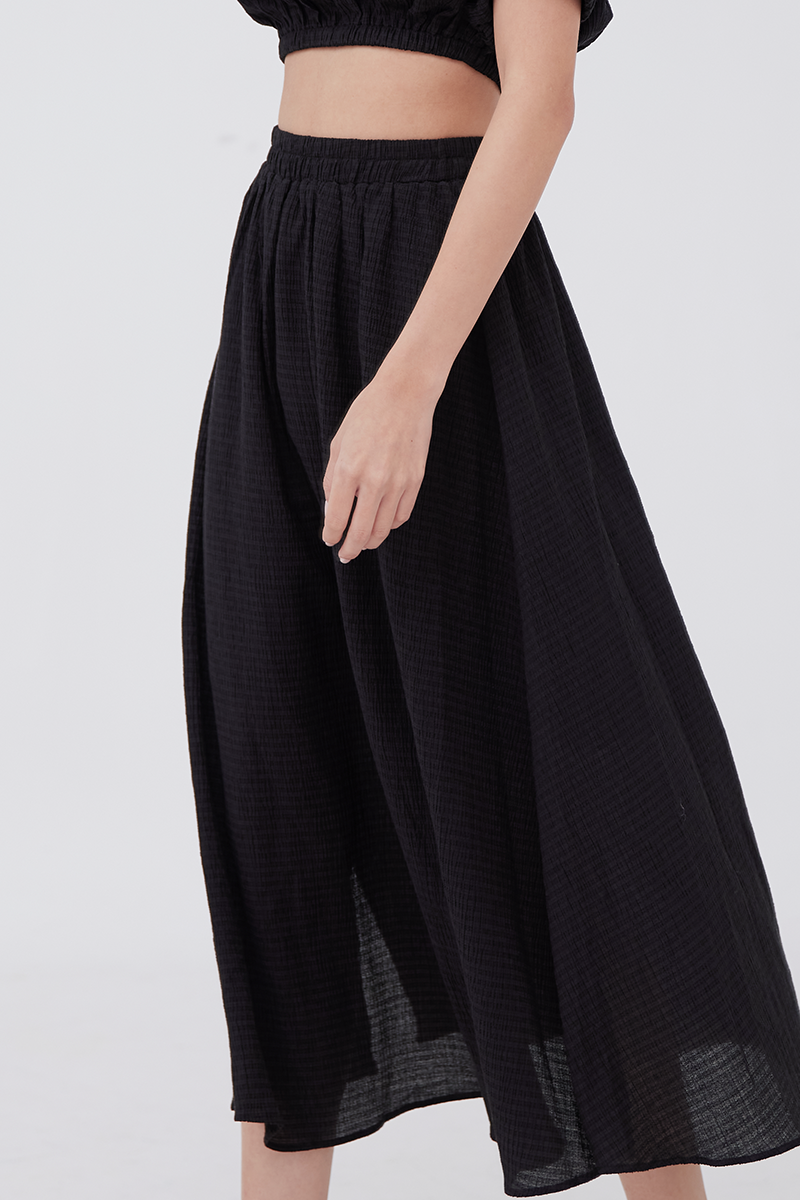 Loren Textured Skirt in Black