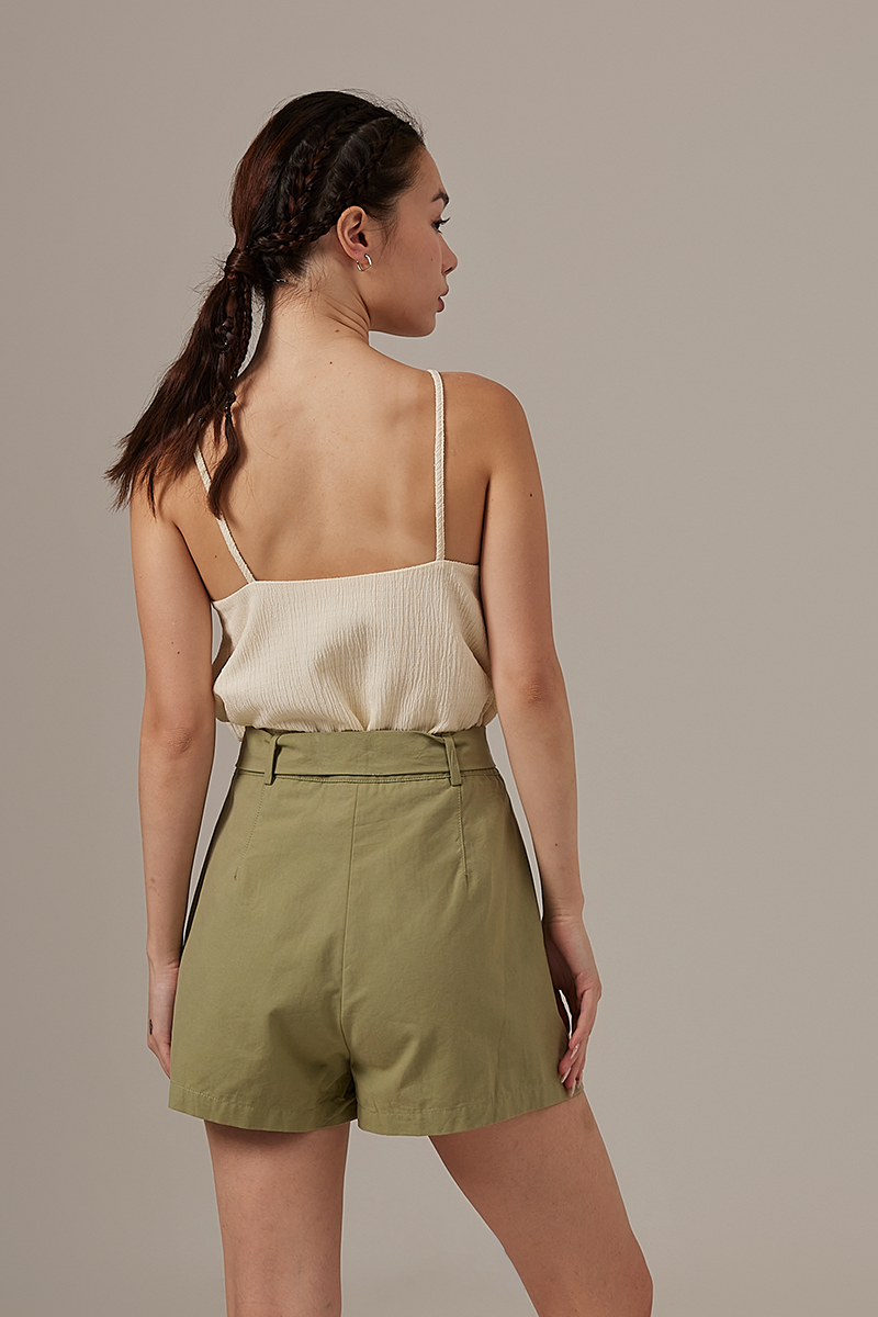 Ellana High waisted Shorts in Olive
