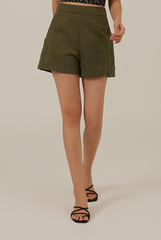 Camilyn Highwaisted Shorts in Army Green
